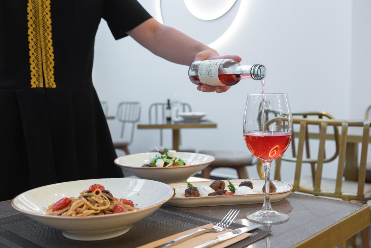 Hellenic Vibes Smart Hotel Ateny Zewnętrze zdjęcie A server serving wine