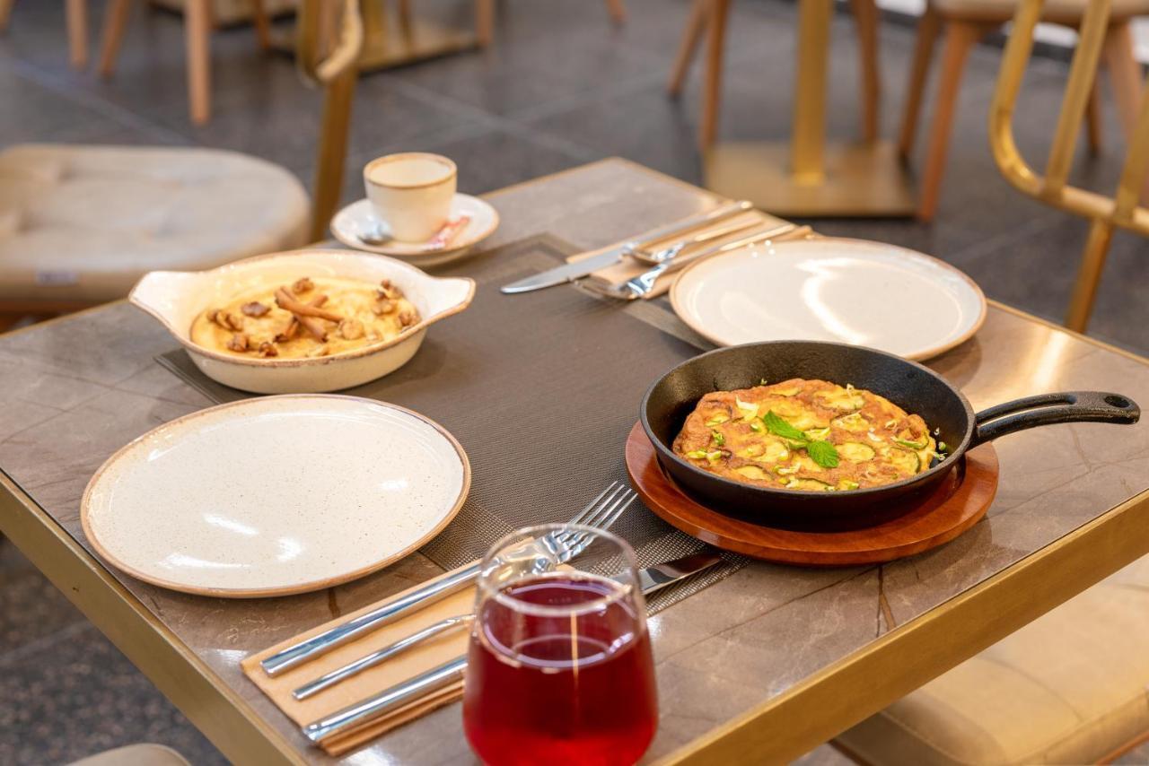 Hellenic Vibes Smart Hotel Ateny Zewnętrze zdjęcie A meal at the restaurant