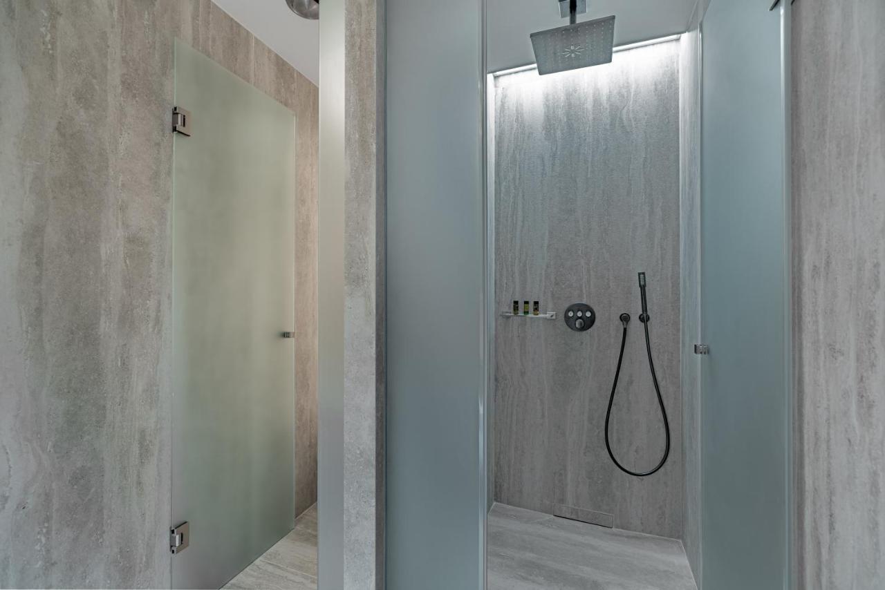 Hellenic Vibes Smart Hotel Ateny Zewnętrze zdjęcie A shower cubicle