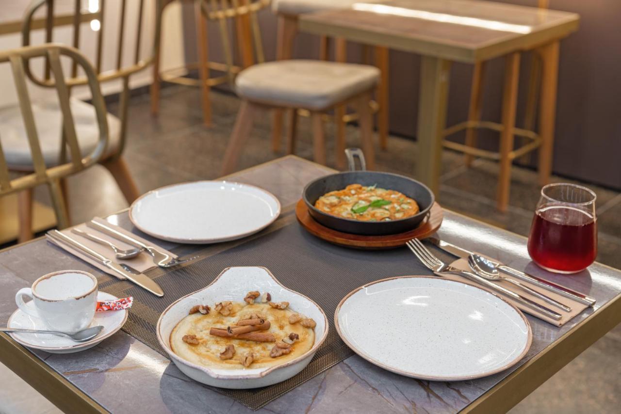 Hellenic Vibes Smart Hotel Ateny Zewnętrze zdjęcie A table at a restaurant