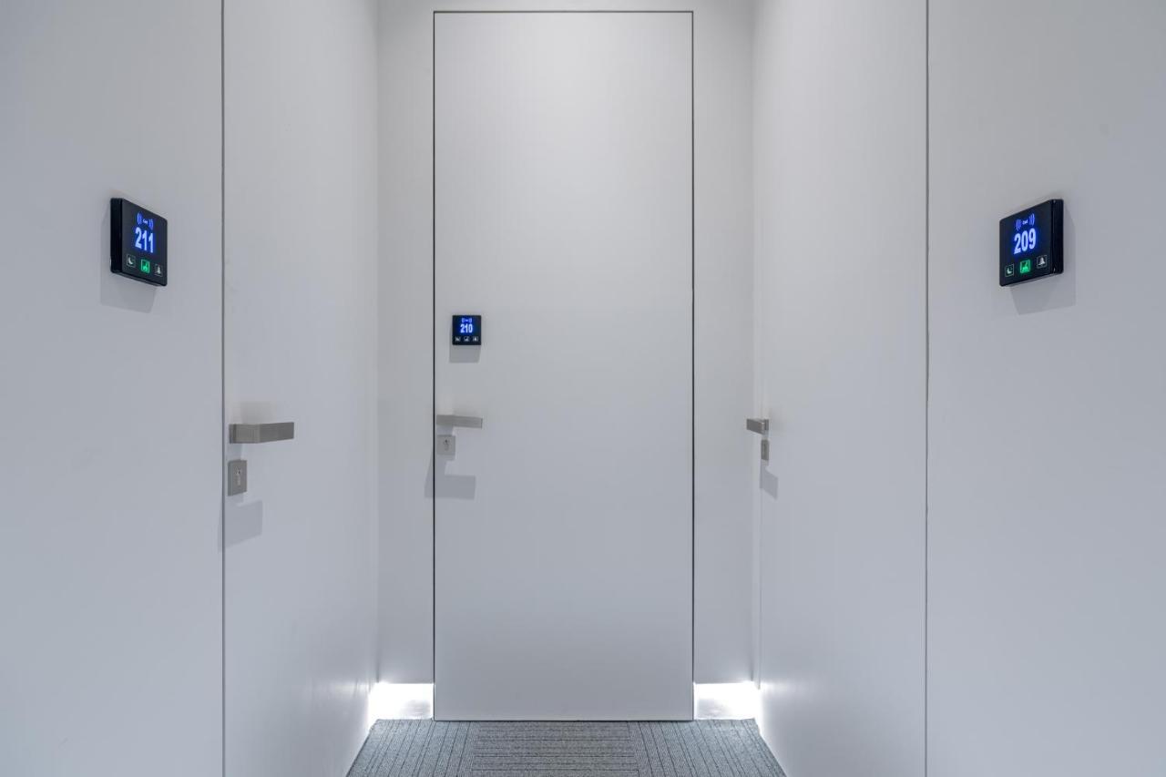 Hellenic Vibes Smart Hotel Ateny Zewnętrze zdjęcie A door with a door sensor