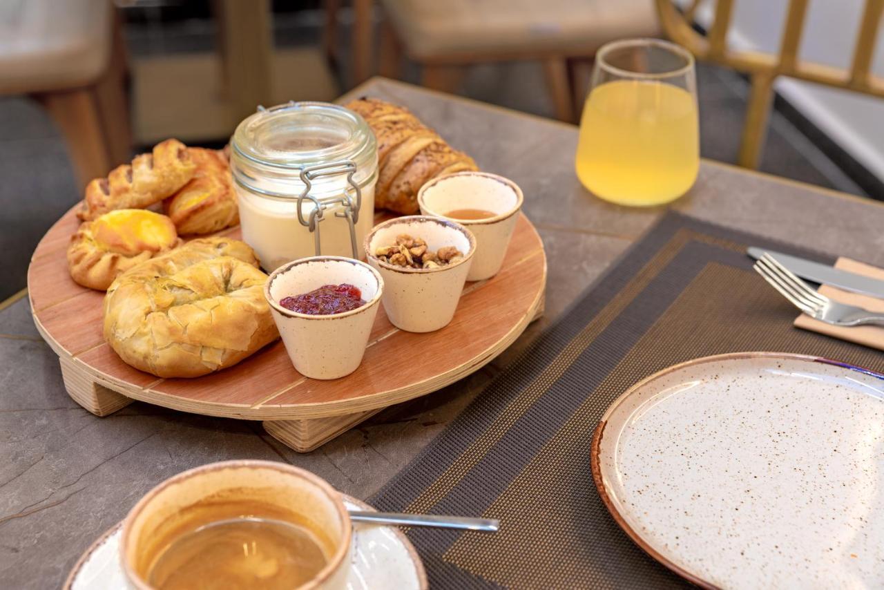 Hellenic Vibes Smart Hotel Ateny Zewnętrze zdjęcie Breakfast at the hotel
